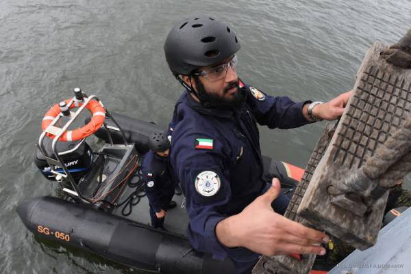 Kuwaiti cadets exercise boarding teams tactics together with the Polish Border Guards