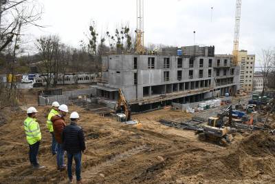 Dyrektor Departamentu Szkolnictwa Wojskowego Jakub Mykowski na nadzorze budowy Budynku Wielofunkcyjnego AMW - 31.03.2023